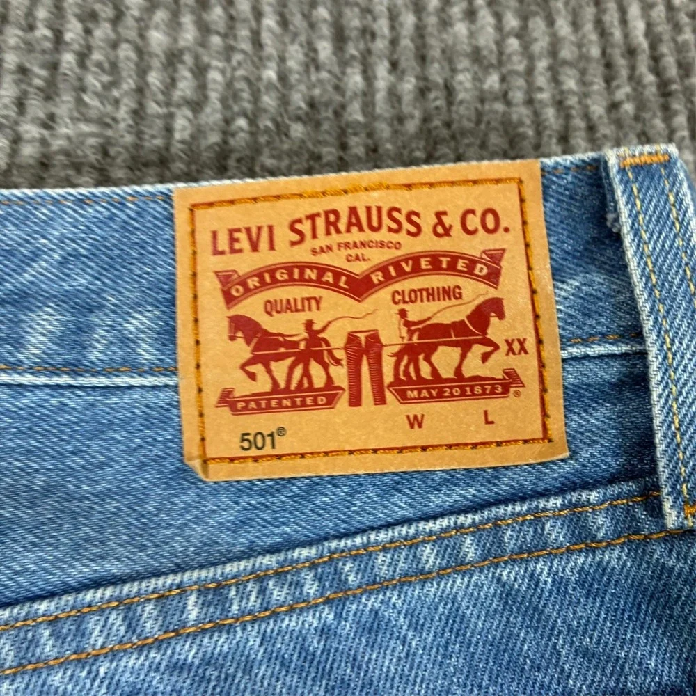 Levis 501 Mens Straight Leg Jeans Size 30x30 Blue Denim Distressed Mid Rise